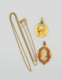 Lot 11 - Médaille, chaine et pendentif en l'état en or