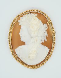 Lot 13 - Broche Camée dans une monture en or
