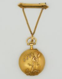 Lot 35 - Montre de col en or, broche en métal