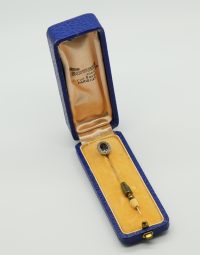 Lot 43 - Epingle en or ornée de pierres