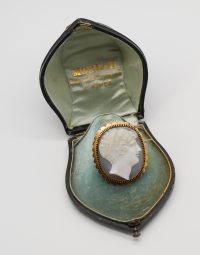 Lot 51 - Broche en or ornée d'un camée