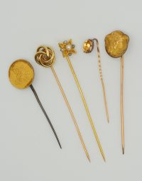 Lot 52 - Epingles en or et métal