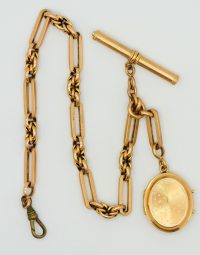 Lot 53 - Chaine giletière, cassolette et clef de montre en or