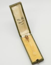 Lot 73 - Epingle en or ornée d'une perle