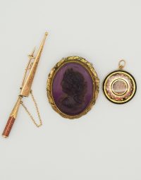 Lot 74 - Broches et pendentif en or et métal