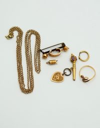 Lot 76 - Eléments de bijoux en or et métal