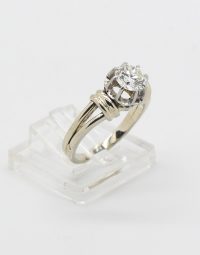 Lot 56 - Bague solitaire en or
