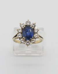 Lot 57 - Bague marguerite en or ornée d'un saphir et de diamants