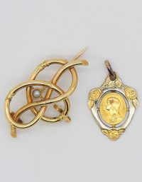 Lot 41 - Broche et médaille en or