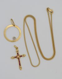 Lot 42 - Chaine, pendentif disque et croix en or