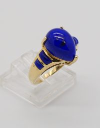 Lot 46 - Bague en or ornée d'une goutte et de plaquettes émaillées