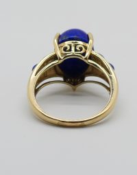 Lot 46 - Bague en or ornée d'une goutte et de plaquettes émaillées