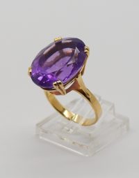 Lot 47 - Bague en or ornée d'une pierre de synthèse