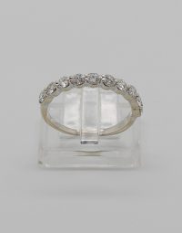 Lot 48 - Demi-alliance américaine or blanc et diamants