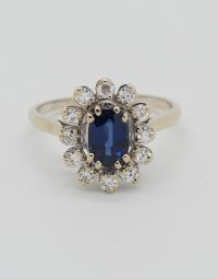 Lot 49 - Bague en or ornée d'un saphir et de diamants