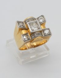 Lot 06 - Bague tank en or ornée de diamants