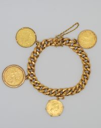Lot 08 - Bracelet en or orné de pièces en or