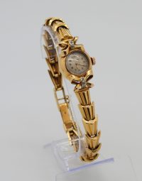 Lot 10 - Montre bracelet en or orné de pierres