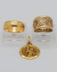Lot 12 - Alliance, bague et médaille en or