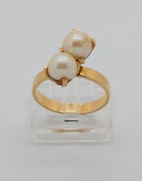Lot 13 - Bague en or ornée de perles