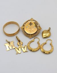 Lot 16 - Alliance, pendentifs, broche et créoles en or
