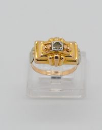Lot 32 - Bague style tank en or ornée d'une pierre