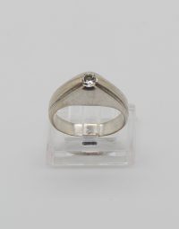 Lot 33 - Bague jonc en or ornée d'un diamant