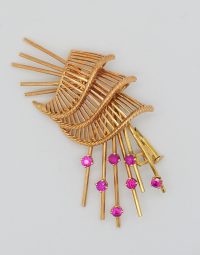 Lot 34 - Broche en or ornée de pierres