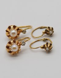 Lot 36 - Dormeuses en or ornée de perles