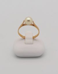 Lot 70 - Bague en or ornée d'une perle