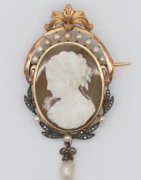Lot 75 - Broche pendentif en or orné d'un camée