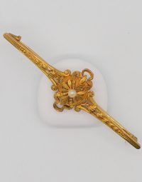 Lot 77 - Broche barrette en or ornée d'une perle