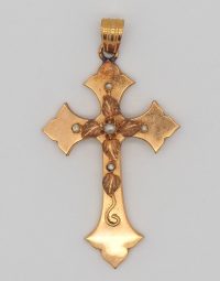 Lot 78 - Croix en or ornée de perles