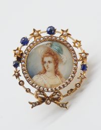 Lot 60 - Broche en or centrée d'un médaillon