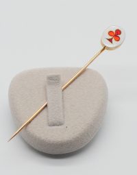 Lot 61 - Epingle en or émaillée d'un trèfle