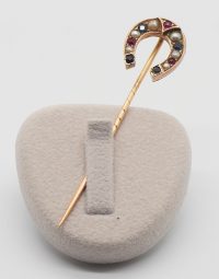 Lot 62 - Epingle en or ornée de pierres et de perles