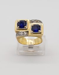 Lot 64 - Bague tank en or ornée de saphirs de synthèse et diamants